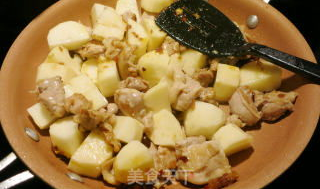 小姐姐土豆炖鸡腿加米饭,土豆炖鸡腿搭配米饭，营养满分一餐