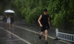 小姐姐遭遇暴雨,小姐姐勇敢应对极端天气挑战